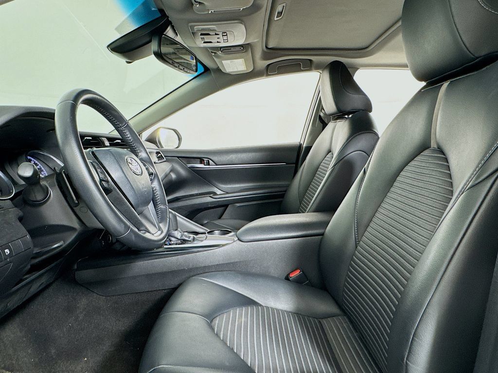 Used 2018 Toyota Camry SE w/ Moonroof Package FWD image 9