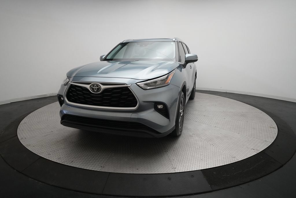 Used 2020 Toyota Highlander XLE FWD image 12