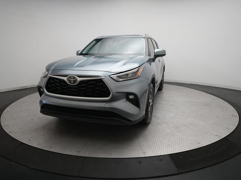 Used 2020 Toyota Highlander XLE FWD image 12