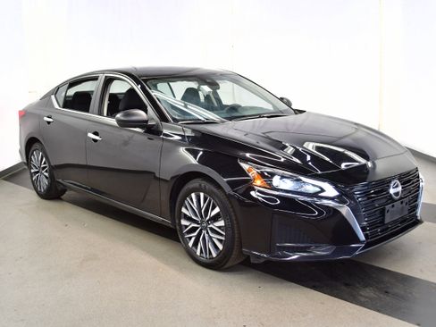 Used 2025 Nissan Altima 2.5 SV FWD image 2
