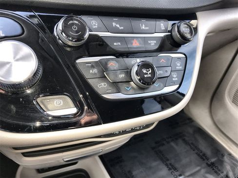 Used 2024 Chrysler Pacifica Touring-L image 18