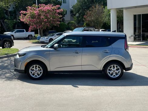 Used 2024 Kia Soul LX w/ Option Group 015 FWD image 3