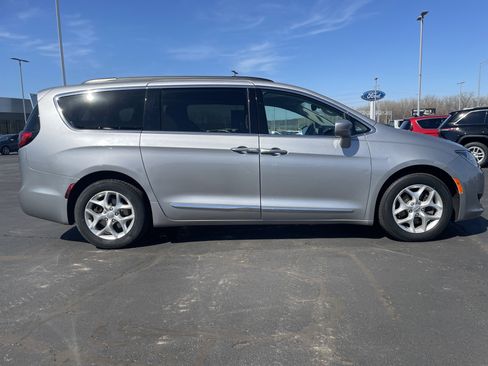 Used 2017 Chrysler Pacifica Touring-L w/ Tire & Wheel Group image 6