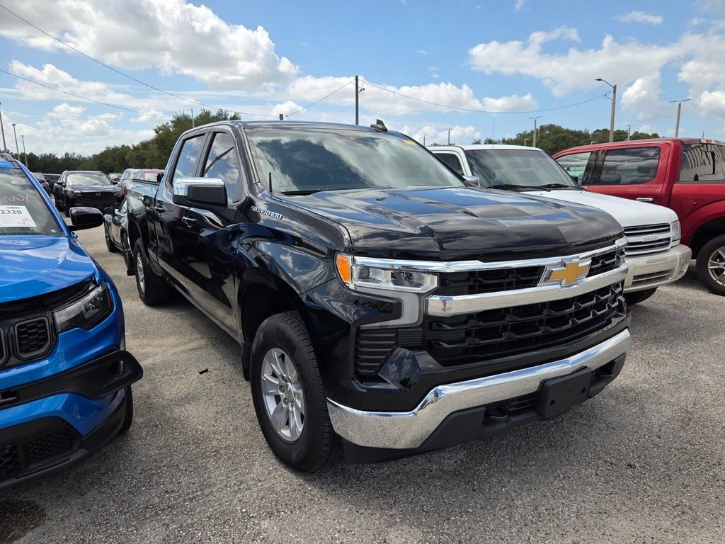 Used 2022 Chevrolet Silverado 1500 LT AWD/4WD image 4