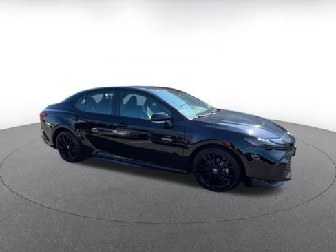 Used 2025 Toyota Camry SE image 2