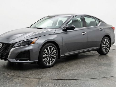 Used 2025 Nissan Altima 2.5 SV image 3