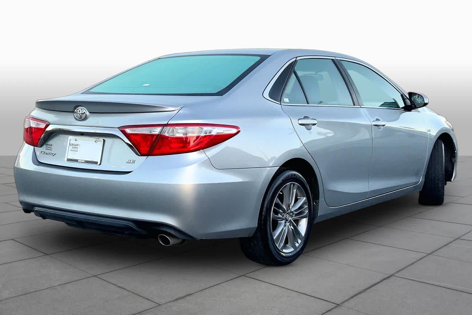 Used 2017 Toyota Camry SE w/ Moonroof Package FWD image 12