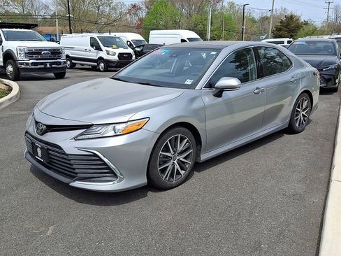 Used 2022 Toyota Camry XLE FWD image 3