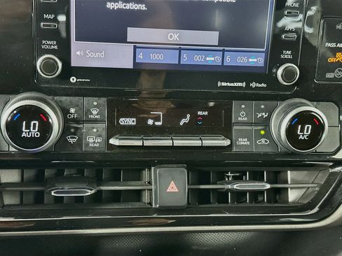 Used 2022 Toyota Highlander LE FWD image 24