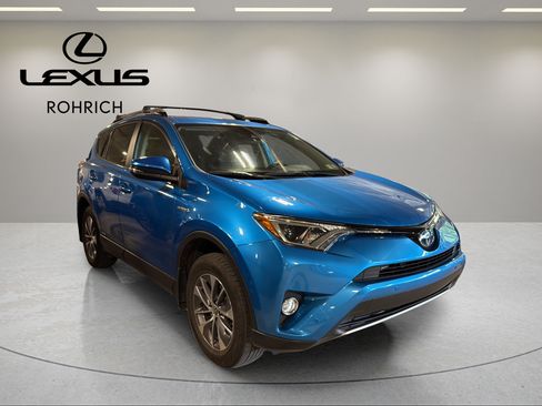 Used 2018 Toyota RAV4 XLE w/ Convenience Package AWD/4WD image 4