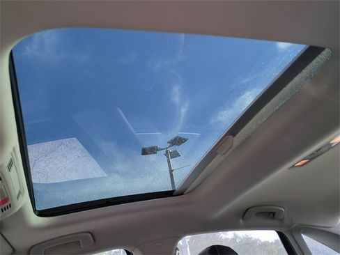 Used 2025 Volkswagen Jetta SE image 23