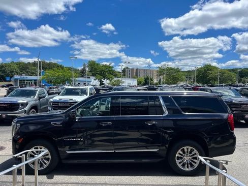 Used 2022 GMC Yukon XL SLT w/ SLT Premium Package AWD/4WD image 6