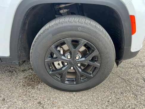 Used 2024 Jeep Grand Cherokee Altitude RWD image 11