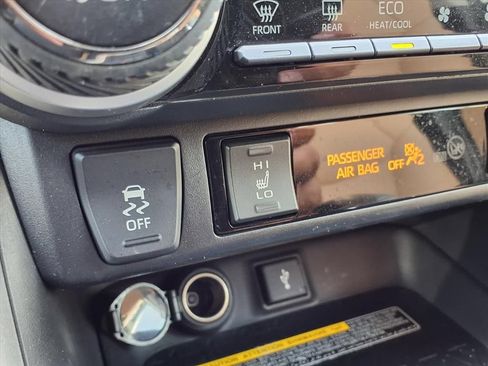 Used 2020 Toyota RAV4 XLE Premium FWD image 27