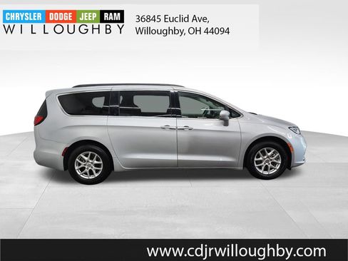 Used 2022 Chrysler Pacifica Touring-L FWD image 4