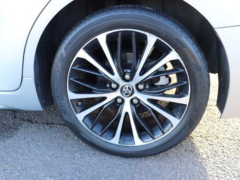 Certified 2018 Toyota Camry SE image 9