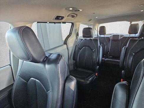 Used 2023 Chrysler Pacifica Touring-L FWD image 6
