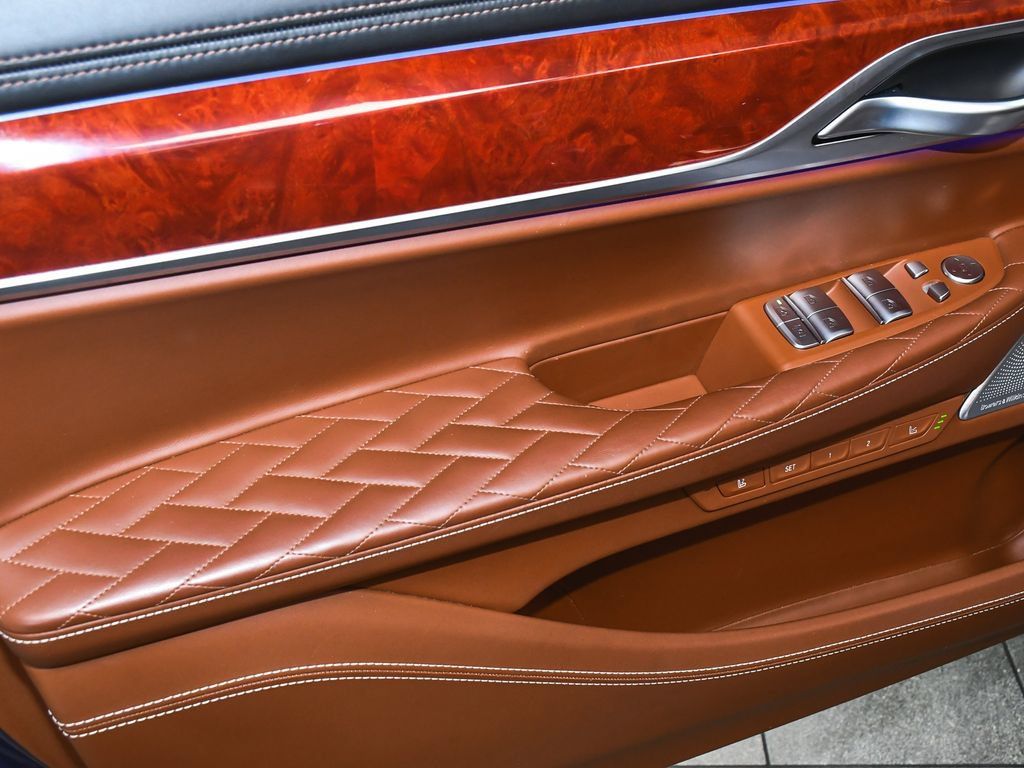 Used 2022 BMW ALPINA B7 xDrive w/ Luxury Rear Seating Package AWD/4WD image 10