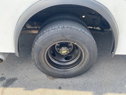 Used 2017 Ford E-350 and Econoline 350 Super Duty w/ A/C Prep Package RWD image 18