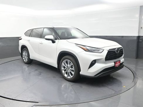 Certified 2025 Toyota Highlander Limited AWD/4WD image 10
