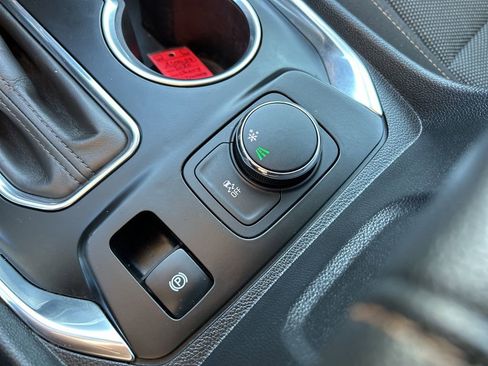 Used 2020 Chevrolet Traverse LT image 38