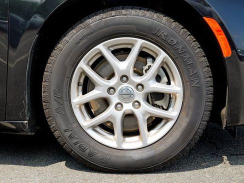 Used 2023 Chrysler Voyager LX image 12