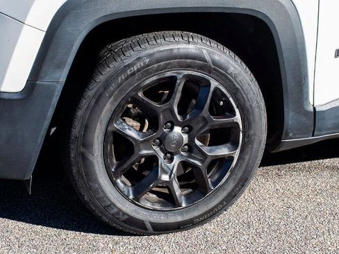 Used 2018 Jeep Renegade Latitude w/ Popular Equipment Group image 5