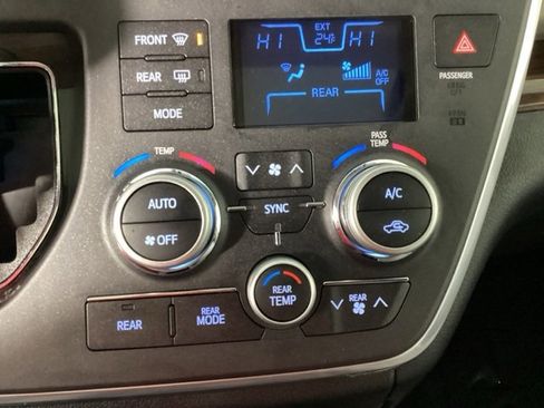 Used 2017 Toyota Sienna Limited Premium image 24
