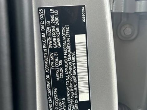 Certified 2025 Volvo XC40 B5 Plus AWD/4WD image 32