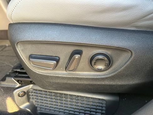 Used 2022 Toyota Sienna Limited FWD image 18