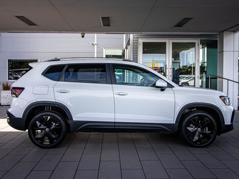 New 2026 Volkswagen Taos SE image 19