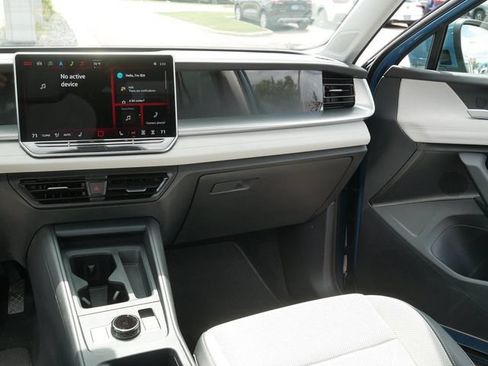 Certified 2025 Volkswagen Tiguan SE AWD/4WD image 23