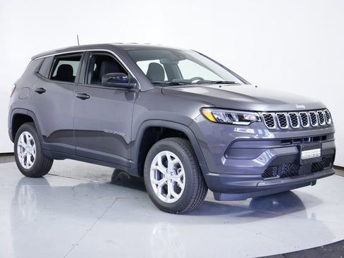 Used 2024 Jeep Compass Sport image 2