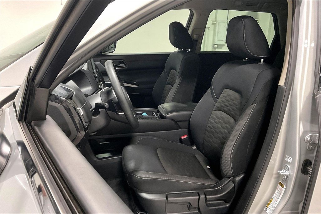 Used 2025 Nissan Pathfinder S FWD image 30