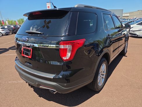 Used 2018 Ford Explorer XLT w/ Equipment Group 202A AWD/4WD image 3