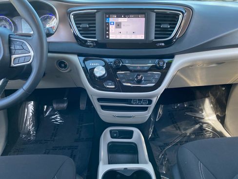 Used 2023 Chrysler Voyager LX image 11