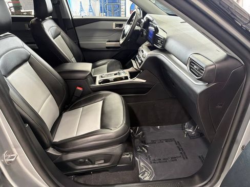 Used 2023 Ford Explorer XLT w/ XLT Sport Appearance Package AWD/4WD image 37