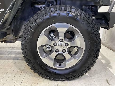 Used 2007 Jeep Wrangler Unlimited Sahara AWD/4WD image 9