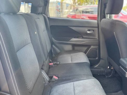 Used 2018 Mitsubishi Outlander SE image 21