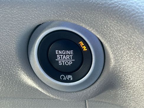 Used 2023 Chrysler Pacifica Touring-L FWD image 33