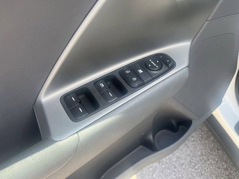 Used 2022 Kia Niro LX image 15