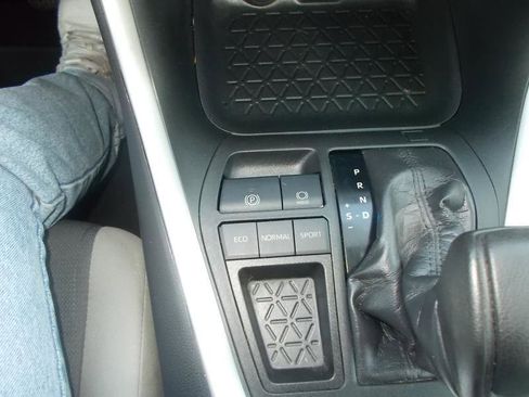 Used 2020 Toyota RAV4 XLE FWD image 22