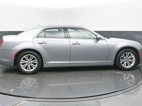 Used 2017 Chrysler 300 C image 6