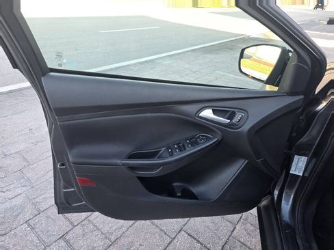 Used 2017 Ford Focus SE FWD image 9