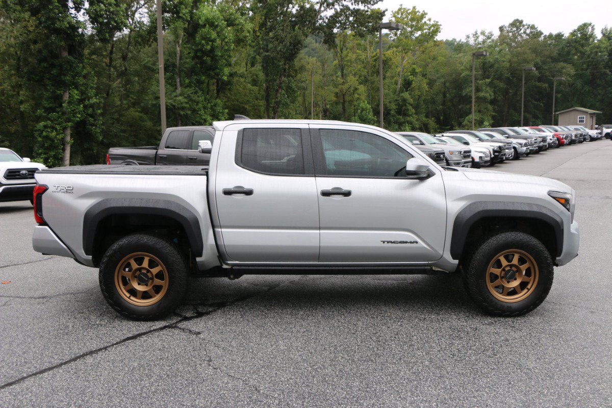 Used 2024 Toyota Tacoma TRD Off-Road AWD/4WD image 9