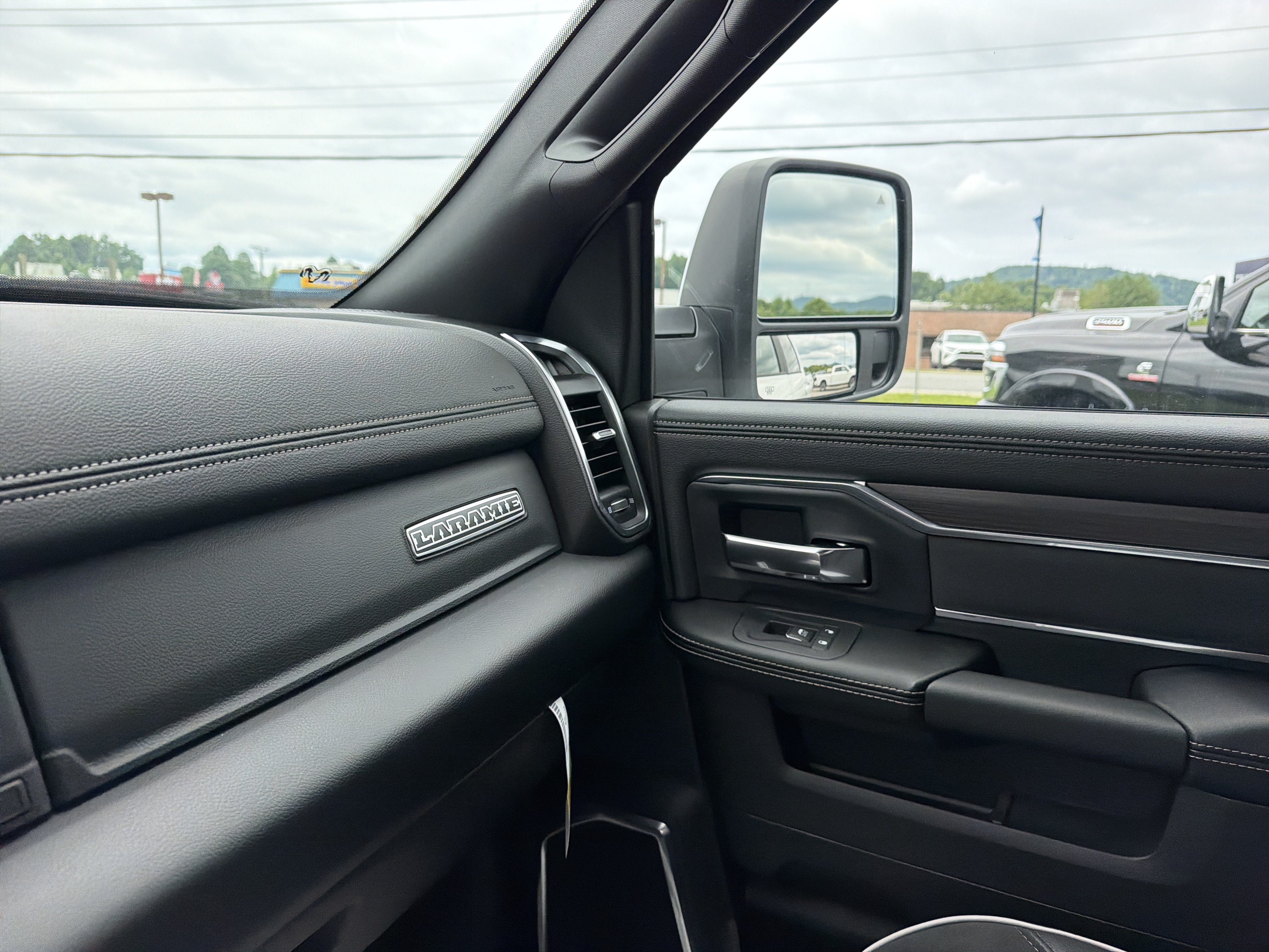 New 2026 RAM 2500 Laramie w/ Sport Appearance Package AWD/4WD image 23