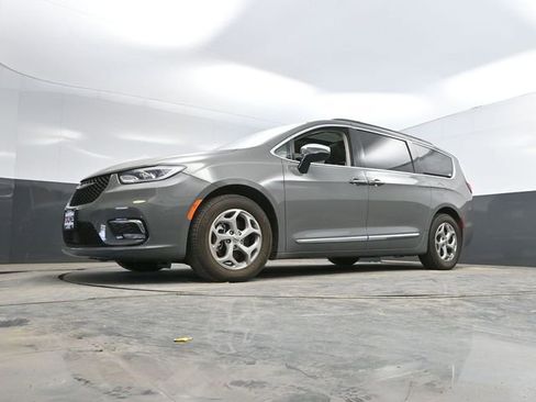 Used 2023 Chrysler Pacifica Limited FWD image 44