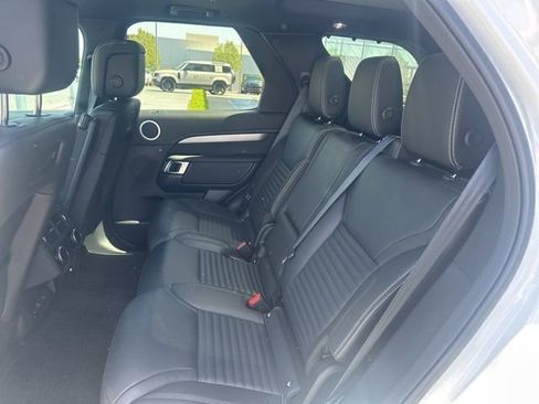 Used 2025 Land Rover Discovery Dynamic SE image 10