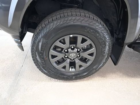 Used 2022 Toyota Tacoma SR5 AWD/4WD image 30