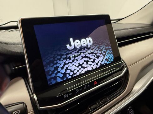 Used 2022 Jeep Compass Limited image 23